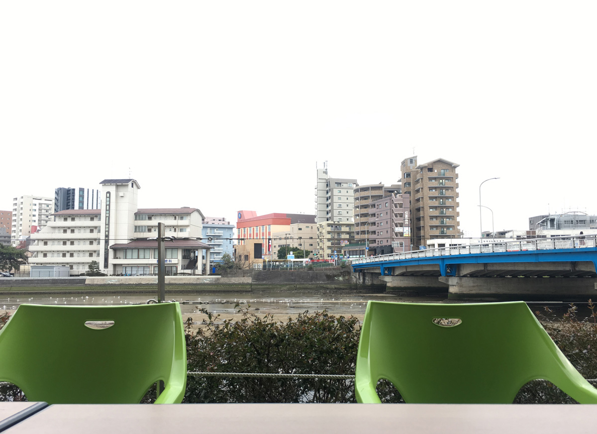 「あたご三丁目」テラスより、明治通り側を望む