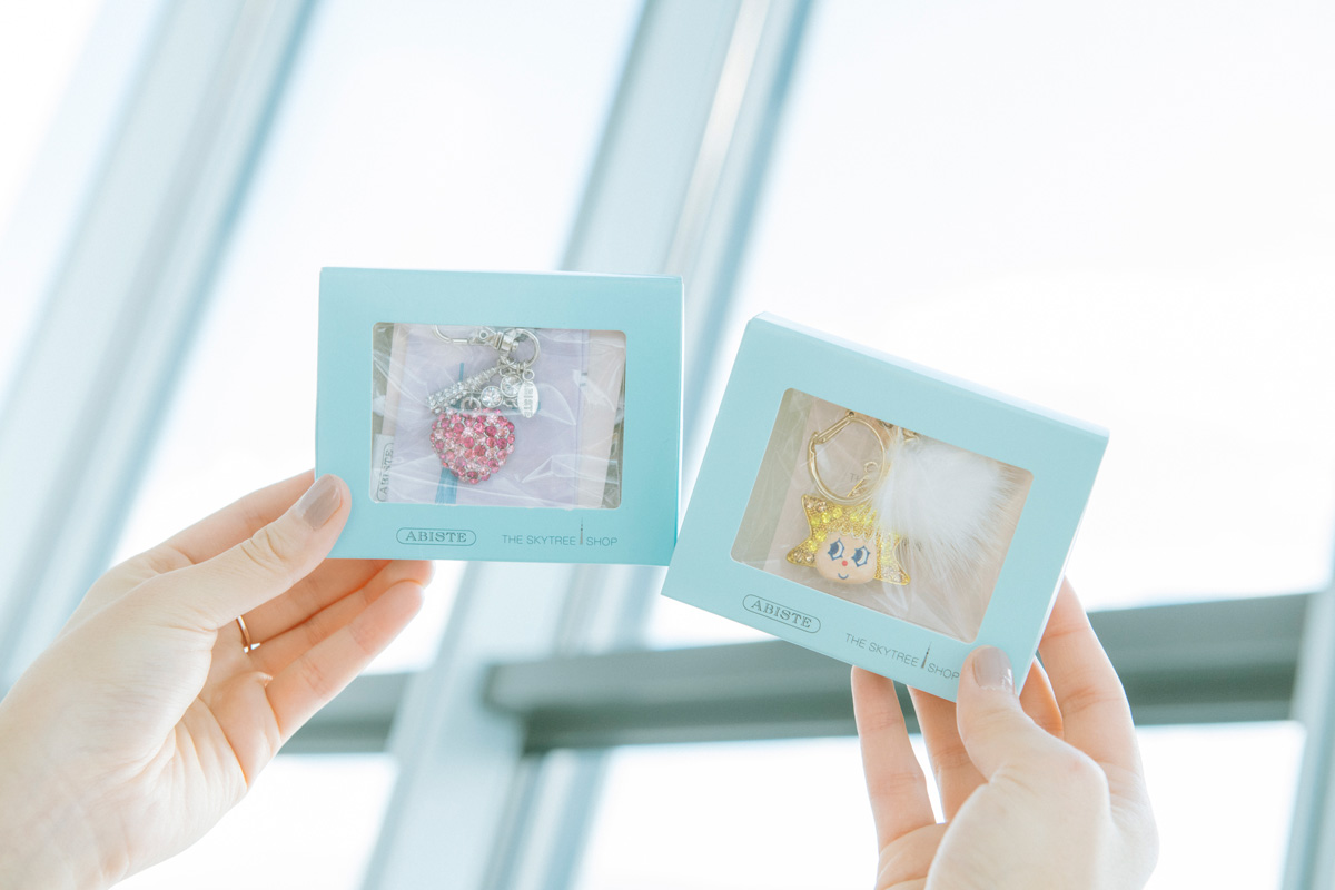 左：アビステ ハートキーホルダー4500円　右：アビステ ソラカラちゃんベーシック ファー付バッグチャーム2916円