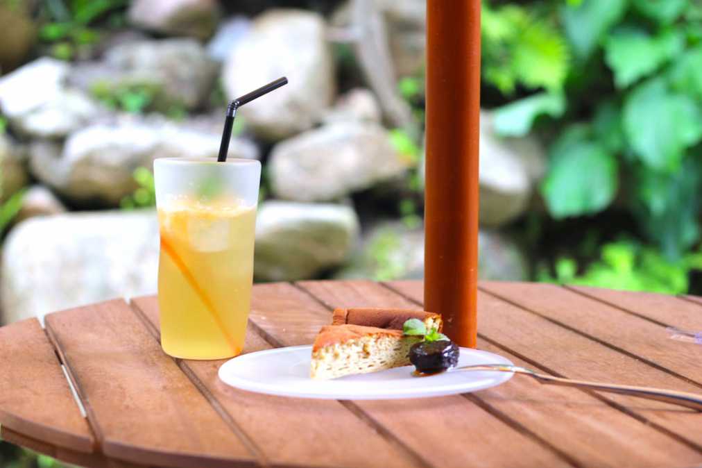 自家製黒糖レモネード　750円、ポルトガルのセリカイア 450円