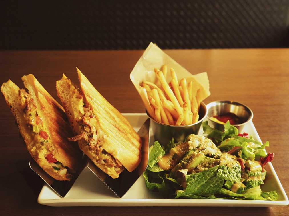 キューバサンド　ディナー　1944円（ランチは1200円、バータイムは1728円）