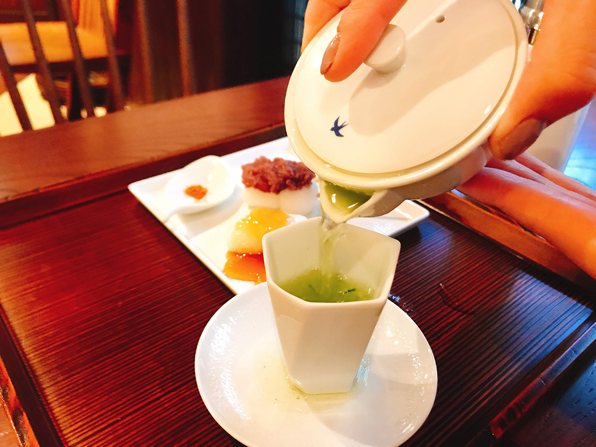 （写真手前から）玉露　800円、お団子（あんこ、みたらし）1串　100円