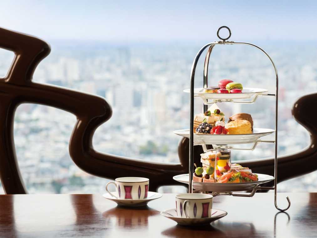 窓際の絶景シートが特等席。2700円で楽しめる極上アフタヌーンティー