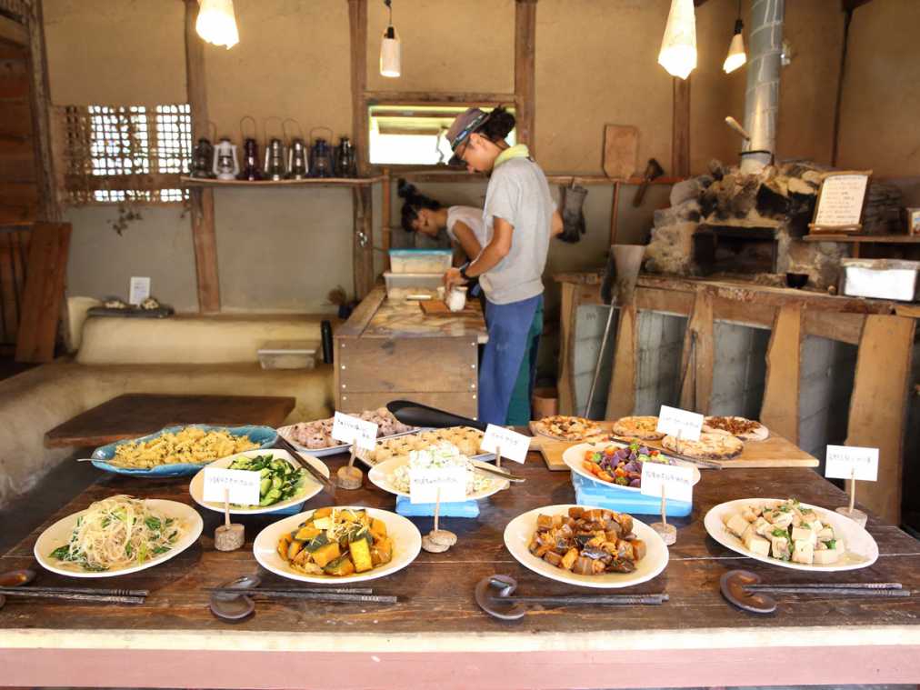 無農薬野菜のお惣菜と石窯ピザが食べ放題！絶景に癒される里山カフェ