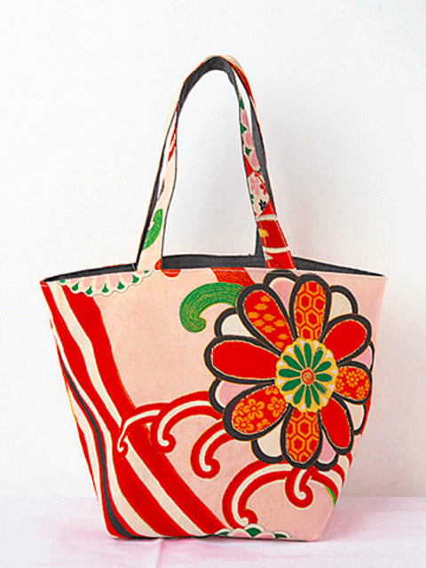 オーナーの知人の作家さんが手作りした和柄バッグ