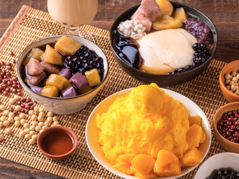 （写真左から時計回りに）芋圓（ユーユェン）芋満足　896円、綜合豆花（ソウゴウトーファー）896円、芒果雪花冰（マンゴーシュエファービン）1058円