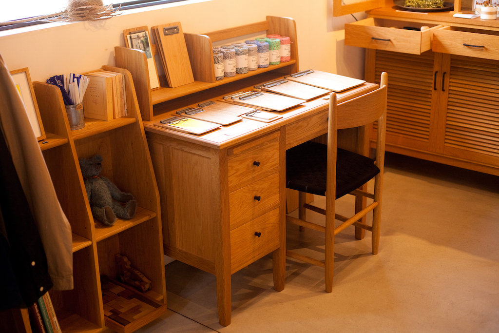 D Desk (Ｗ1000mm Ｄ550mm Ｈ710mm)　10万5000円〜、DT shelf low(Ｗ900mm Ｄ170mm Ｈ250mm)3万円〜（すべて税別）