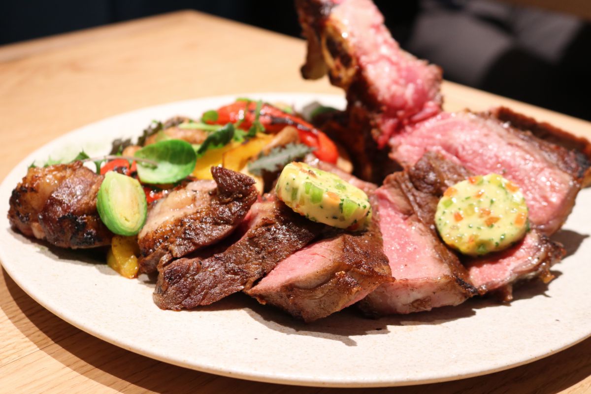 Lボーンステーキ1kg　ビストロスタイル4980円（税別）