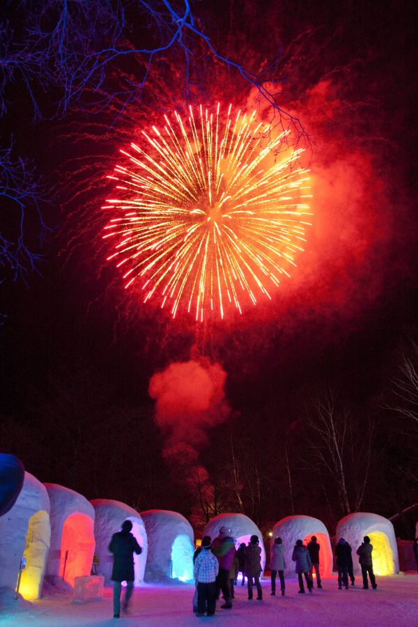 色とりどりのかまくらと冬の花火は絶景