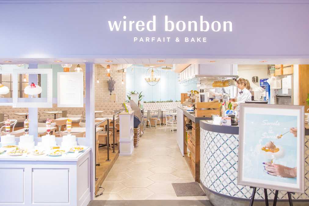 ルミネ新宿 ルミネ1の6階、淡いパープルの外観が目を引きます