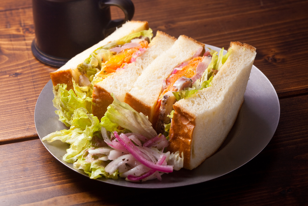 コーヒーのためのサンドイッチ（単品・テイクアウト可）　900円、サラダ・ドリンク付きブランチセット　1100円　ドリンクはコーヒー、マンゴージュース、りんごジュースから選択。プラス50円で自家製レモネード、チャイ、カフェオレに　プラス250円でコーヒーサングリア、金木犀香るカフェオレに変更可