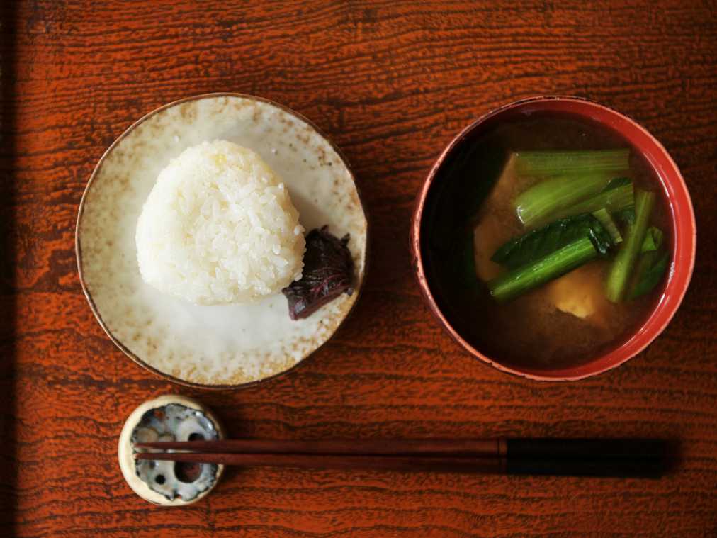 飲んだ後のシメに シメむすび を 盛岡の人気居酒屋で味わう罪なおいしさ るるぶ More