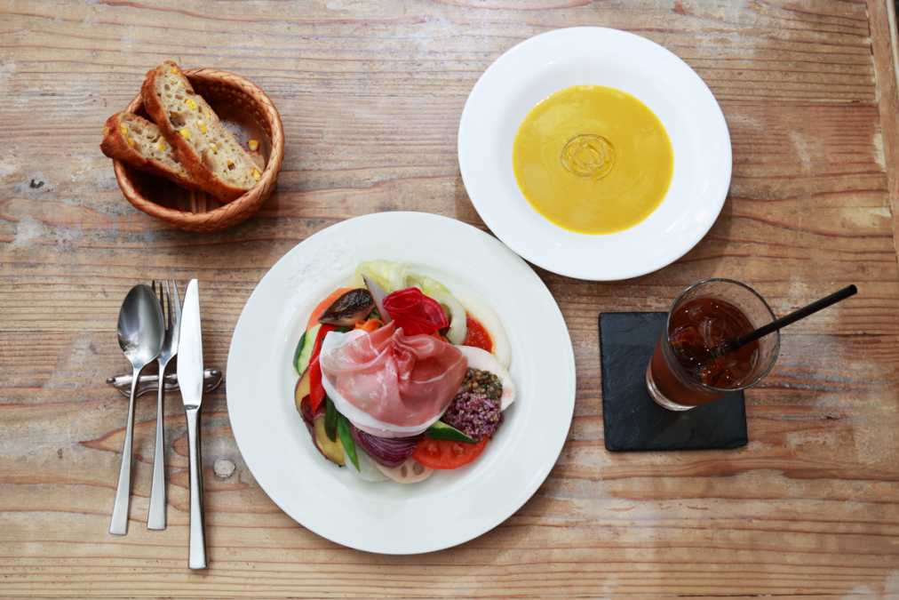 写真はクラシックランチA（1200円、平日限定）。クラシックランチB（1600円）には、この内容にハーフパスタが付く