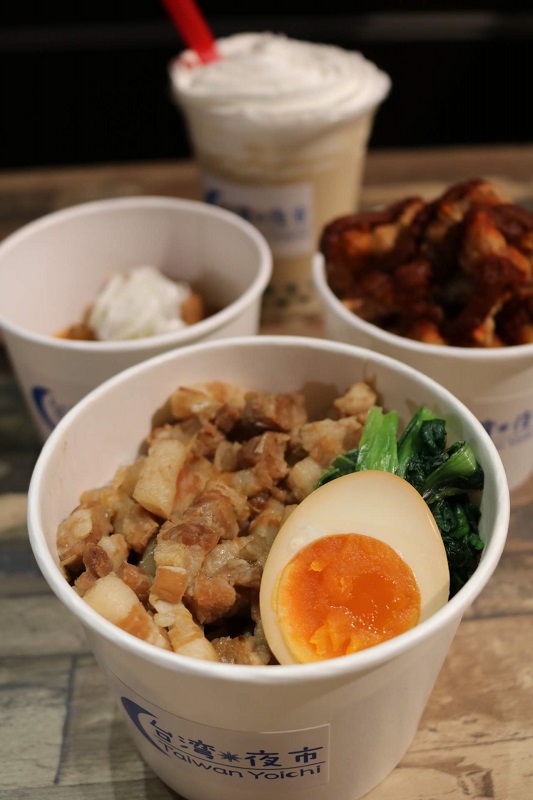 台湾夜市「ルーローハン700円」など