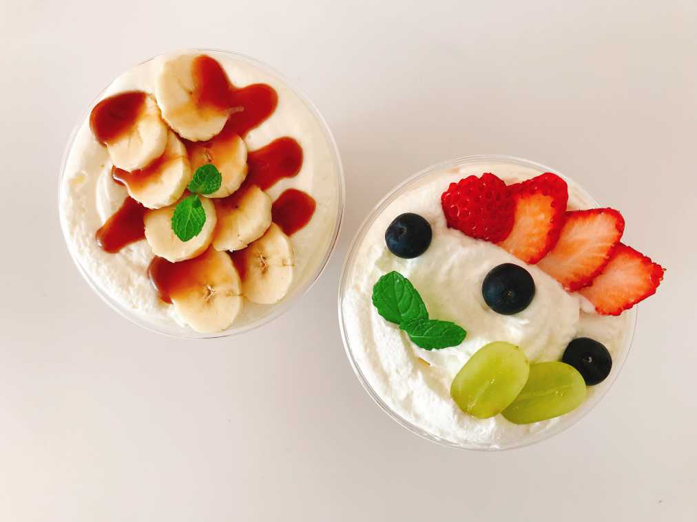 （写真左から）塩キャラメルバナナ 594円、ベリーLOVES 648円