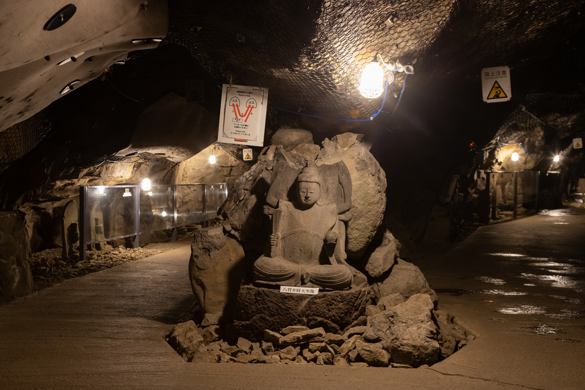 洞窟内の石造物はすべて歴史的・民族的に貴重な文化遺産