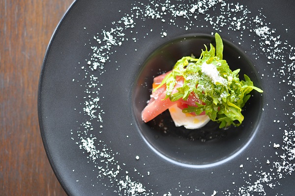 水牛モッツァレラとパルマ産生ハムのサラダ仕立て