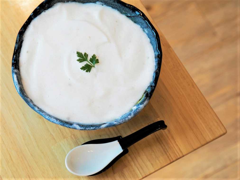 エーゲ海風の店内で食べるふわふわムースの正体は…スイーツではなく自然薯カレー蕎麦でした！