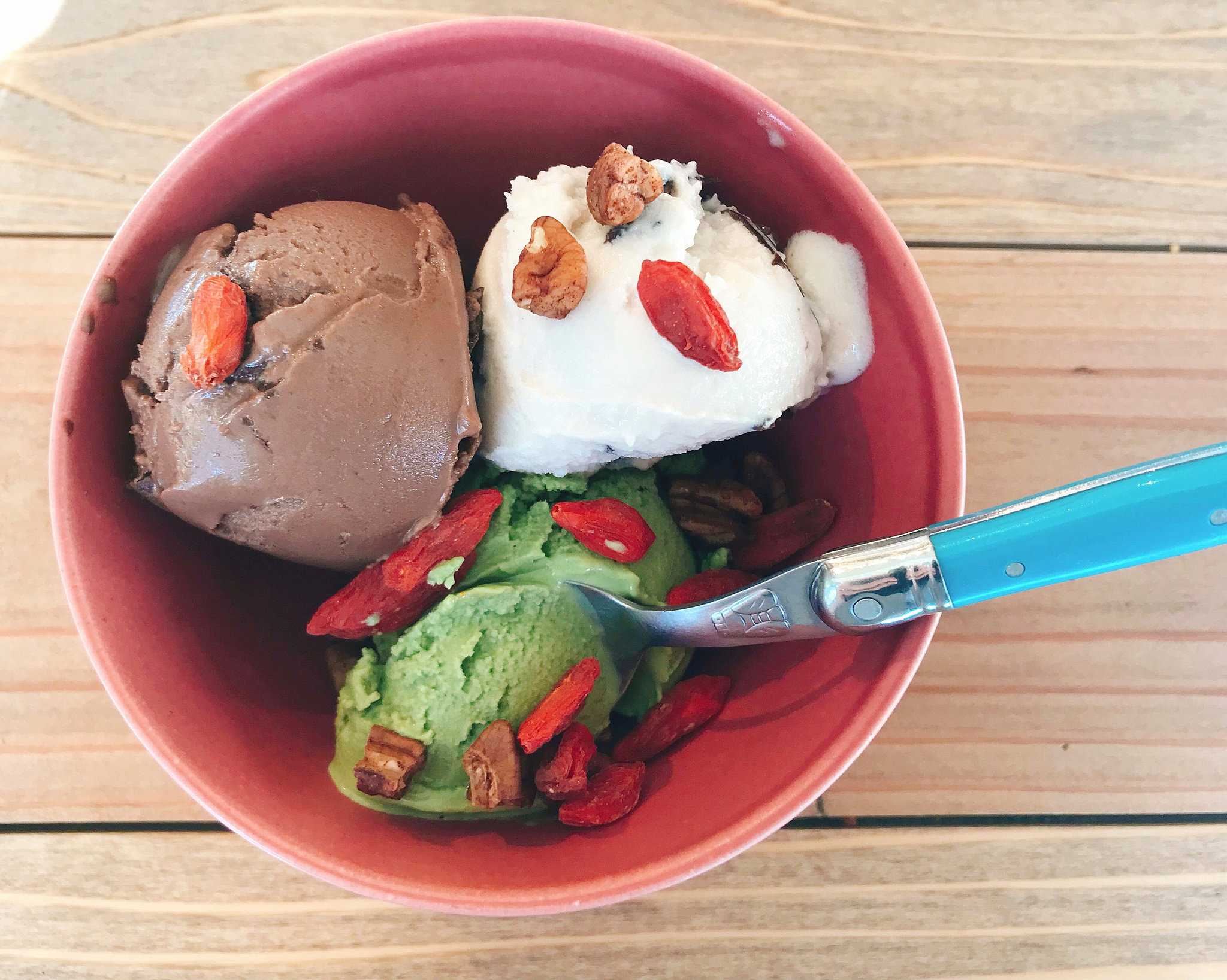 抹茶、チョコレートデーツ、チョコレートチップの3scoopsに、スパイスピーガンとゴジベリー（クコの実）をトッピングで1100円／