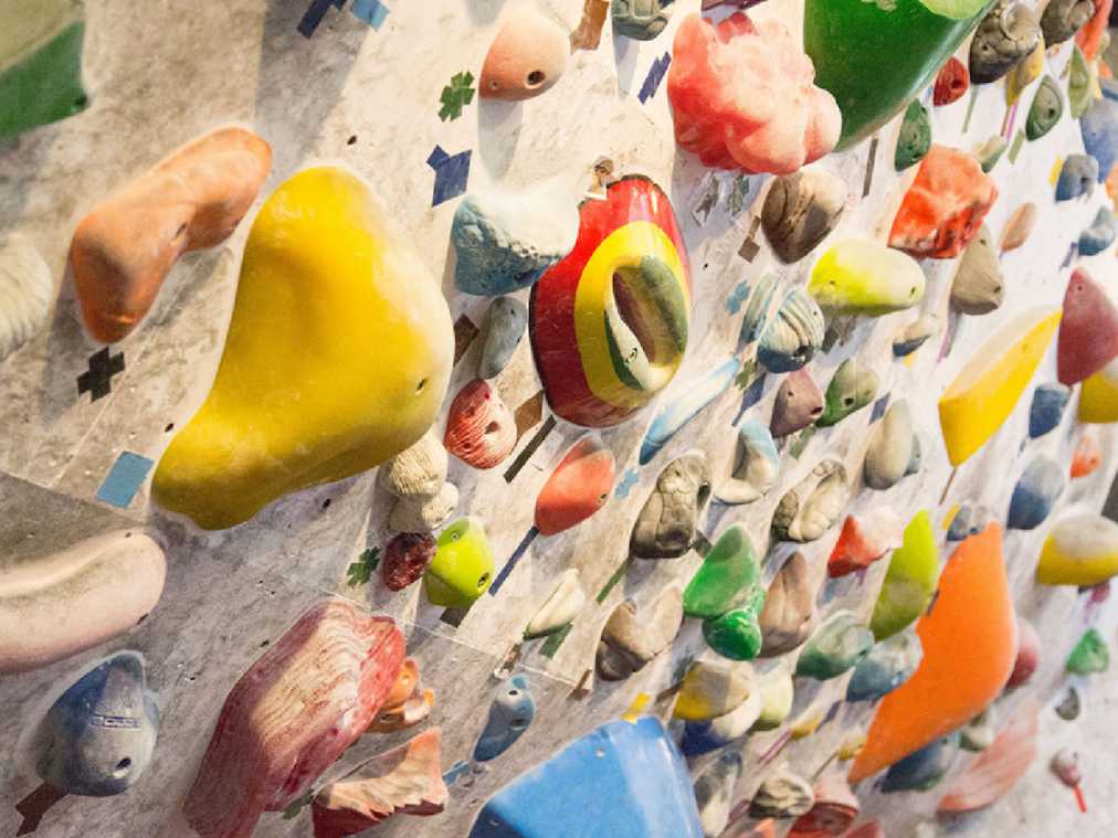 達成感がスゴい！初心者でも安心して体験できる駅近ボルダリングジム