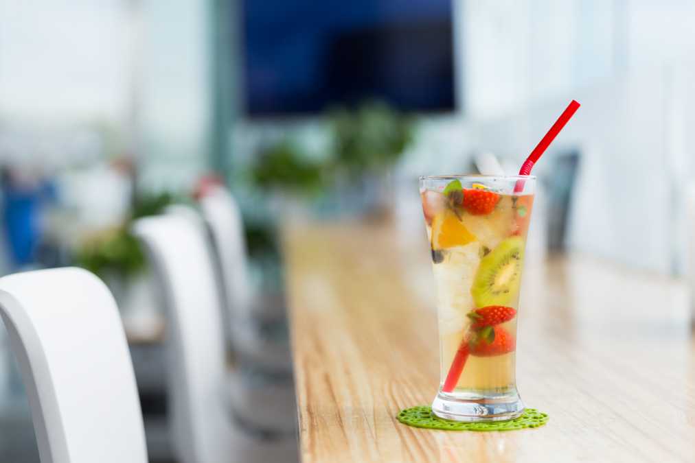 デトックスインフュージョン550円。オーガニックのデトックスを目的にした茶葉に季節のフルーツとミントを加え、見た目もキュート