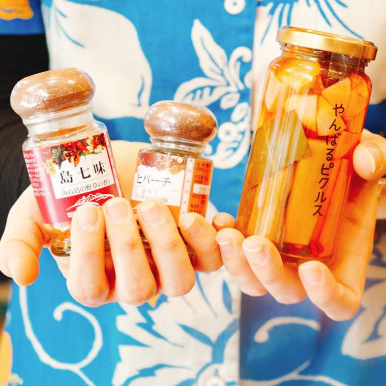 （写真左から）島七味 567円、ヒバーチ 510円、やんばるピクルス 820円