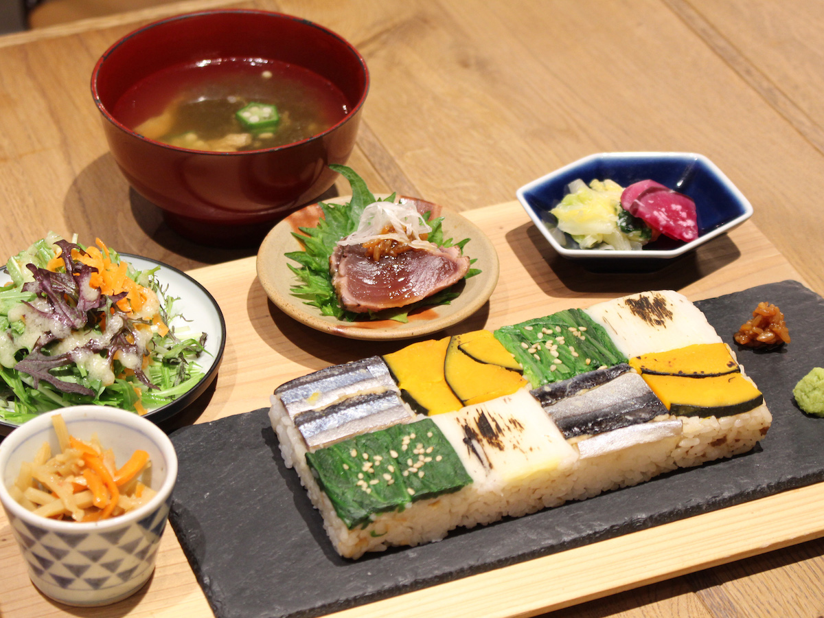 イナズマ級においしくて体にもやさしい“イナズマ寿司”を召し上がれ！