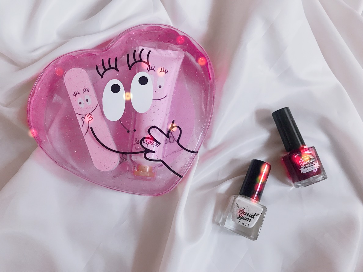 バーバパパ ハンドクリーム＆ネイルファイルセット1512円（PLAZA）、ネイルポリッシュはライター私物