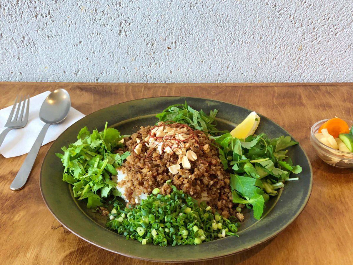 カレー好き必食！行列カフェの香草×そぼろの新感覚カレーに首ったけ