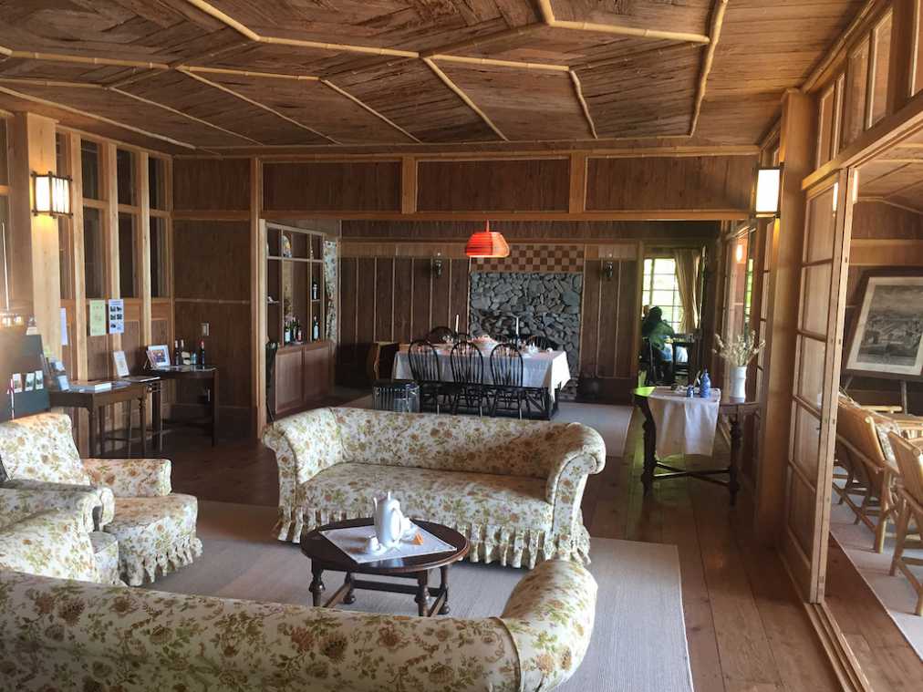 イタリア製生地のソファーでくつろげる居間