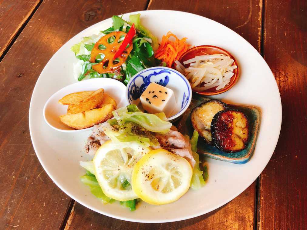 駅前の元歯科医院が大人気！野菜ソムリエが作り出す絶品カフェランチ