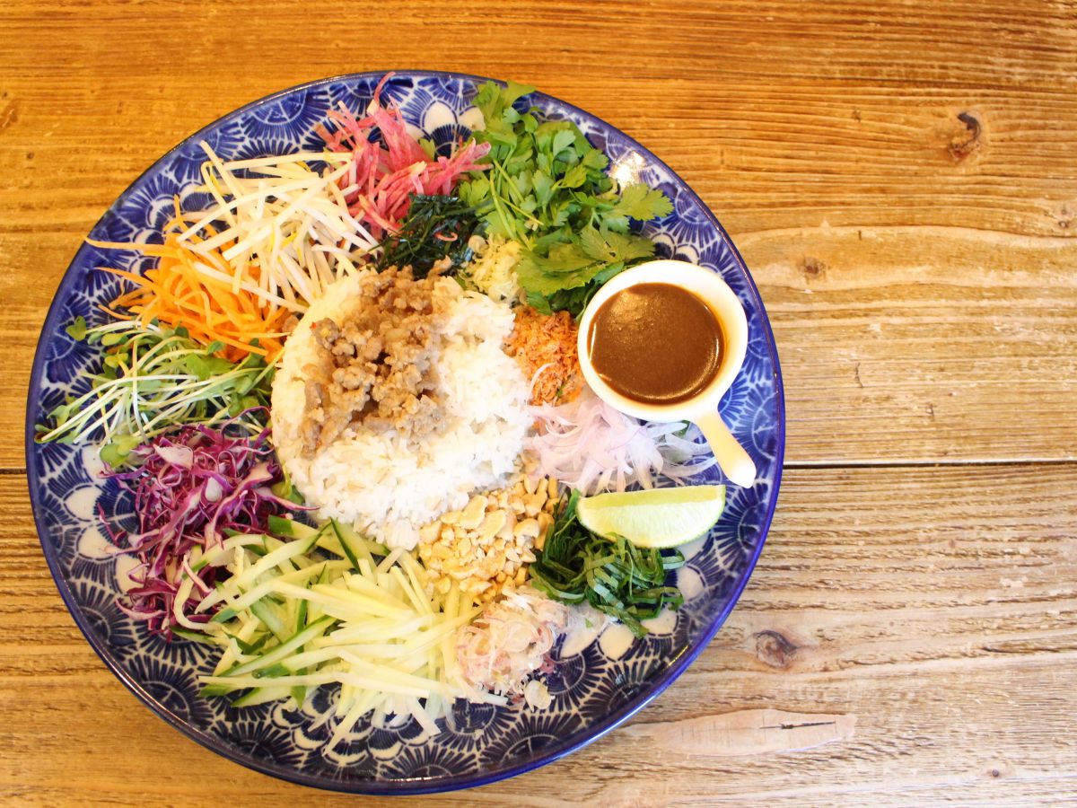 野菜不足も解消、クセになるアジアめし！生野菜とハーブがたっぷり