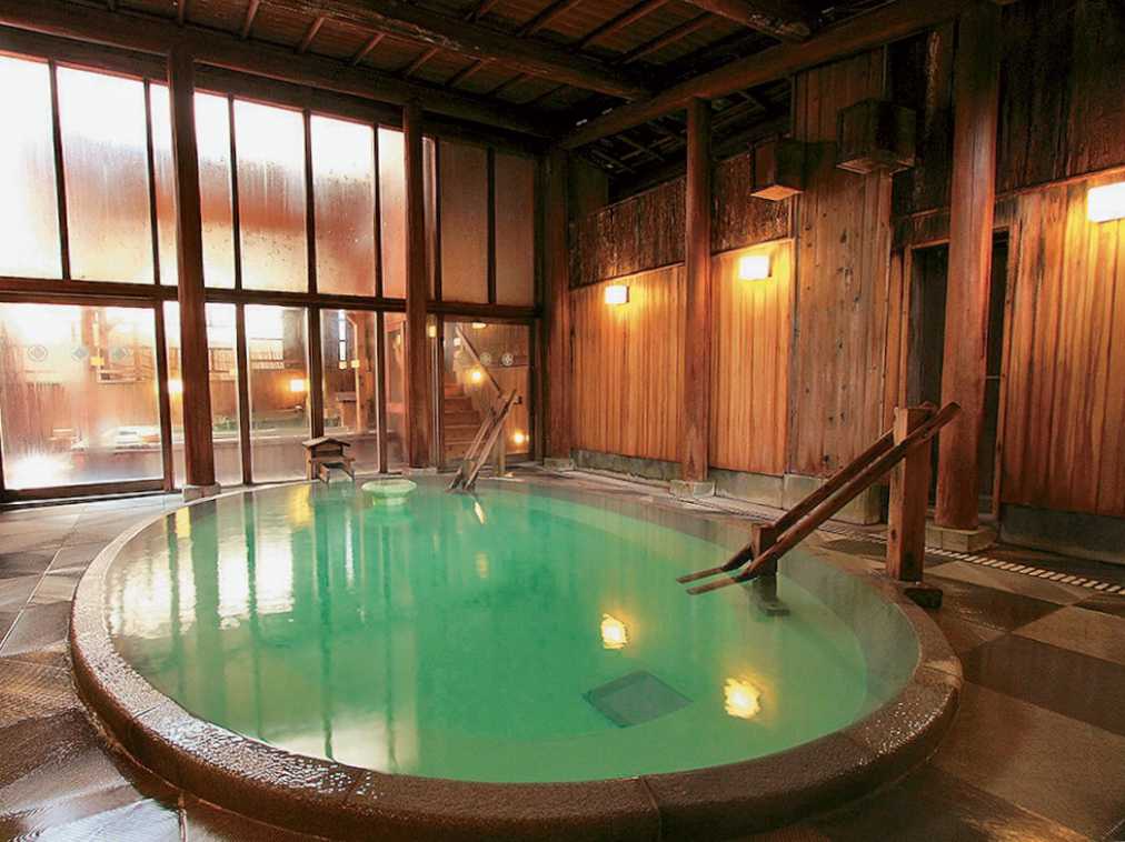 熟練の湯守が守る最高の湯を堪能。草津で人気の立ち寄り湯OKの老舗旅館へ