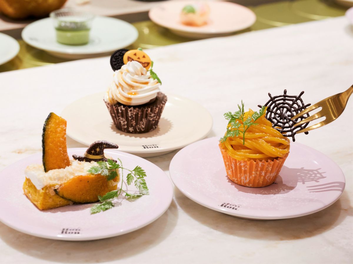 （左）かぼちゃのタルト （右）キャラメルカップケーキ （奥）パンプキンチョコカップケーキ ※ともにハロウィン限定