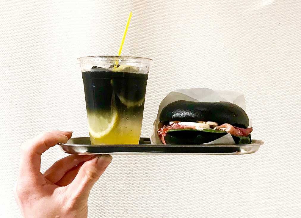 （写真左から）ベーグルサンド（朝食のみの提供）570円、ブラックレモンスカッシュ520円