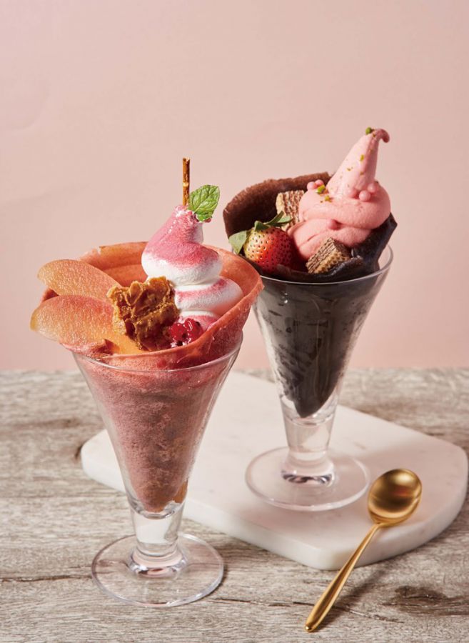 左：フラワリークレープパフェ　ピンクアップル、右：フラワリークレープパフェ　ココアベリー各1058円