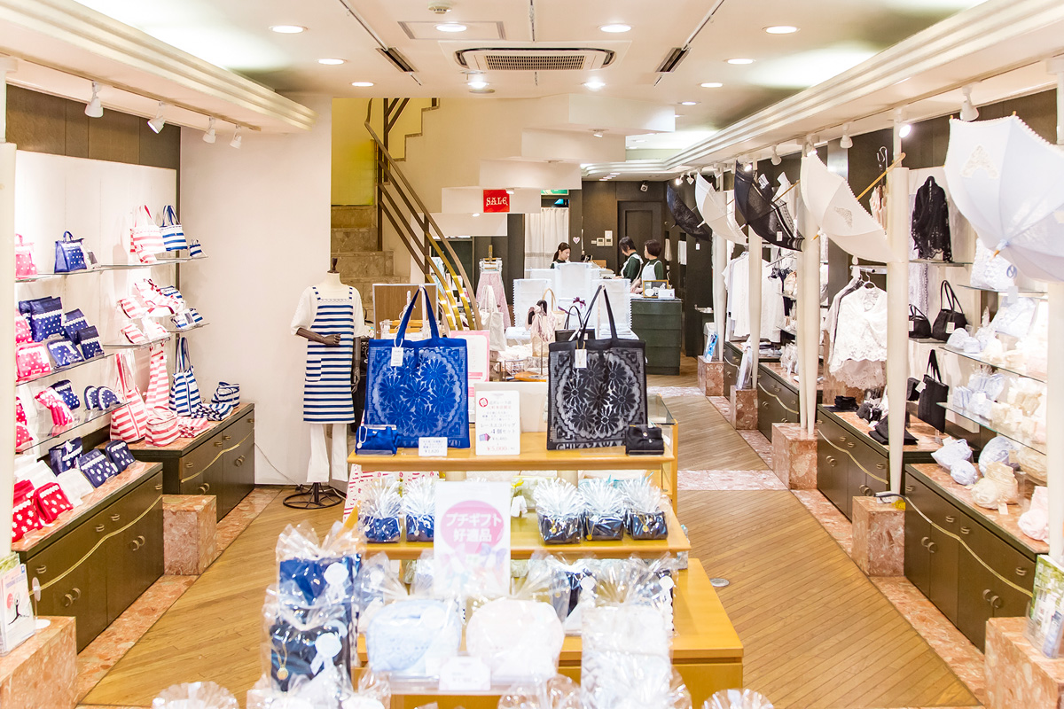 ポーチやバッグ、テーブルマットなど品揃え豊富。エレガントな日傘も素敵