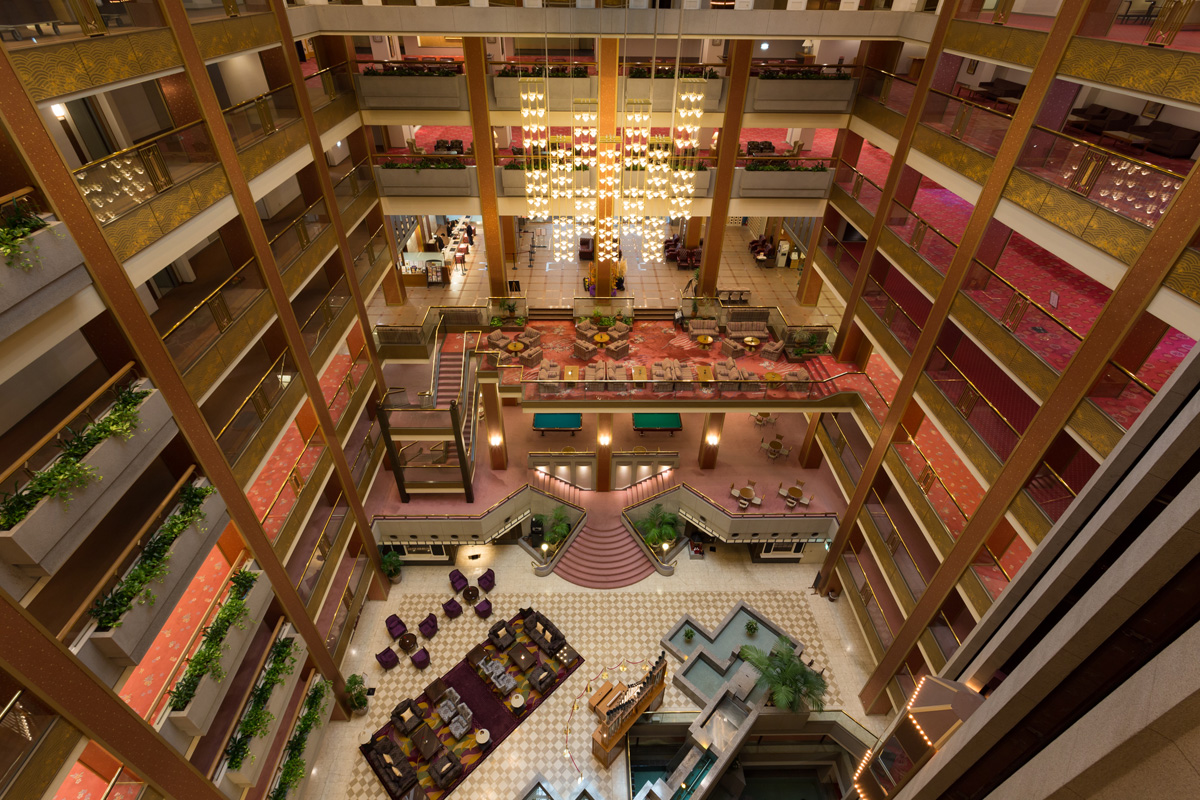 1階から最上階まで吹き抜けの開放感溢れるロビー