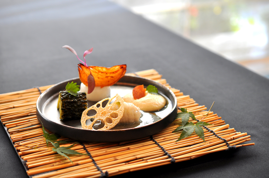 夏鱧を自家製ベルジュでラッケに 淡路玉ネギとゴーヤ 酸味 / 甘味 / 苦味 の味わい