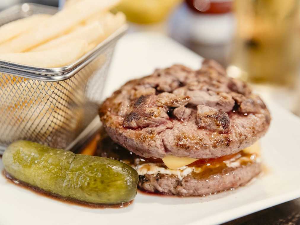 肉のうま味全開！バンズなし！「shake tree」のワイルドな絶品バーガー