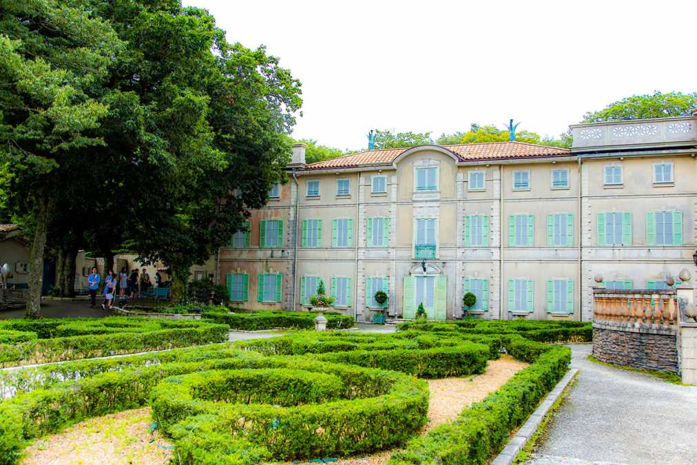 施設の中央に広がるのは、作者が幼少時代を過ごしたサン=モーリス・ド・レマンス城（再現）とフランス式庭園