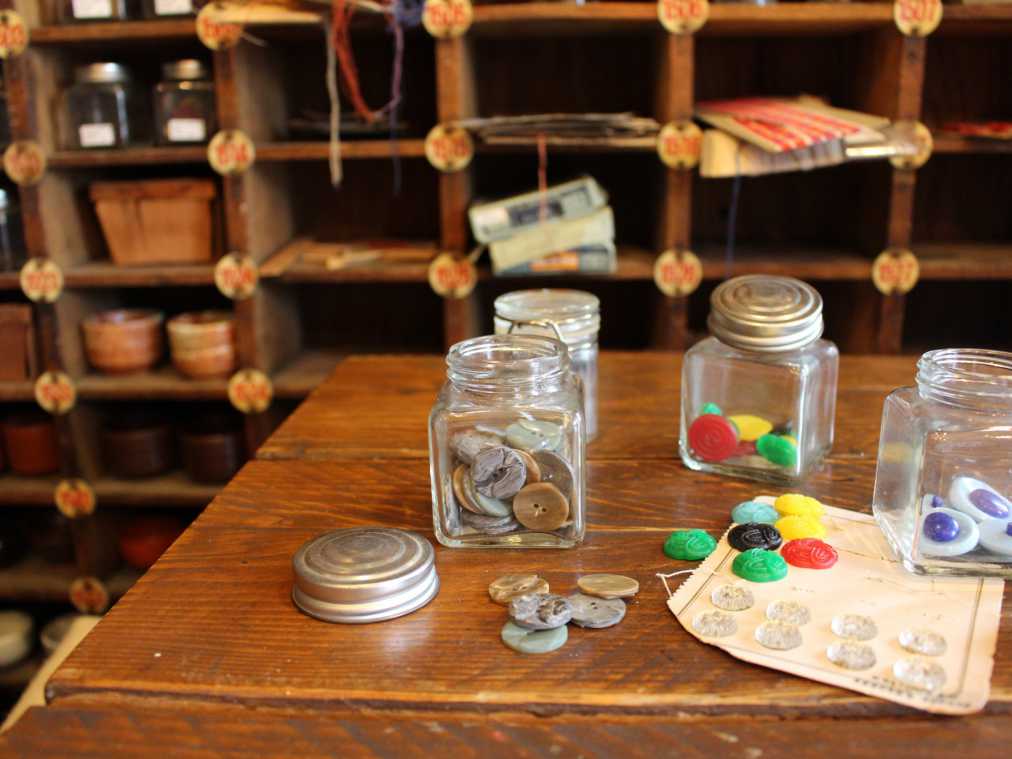 アンティークに囲まれた不思議空間。古道具と喫茶とごはんの「Kica」