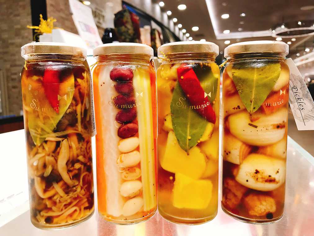 （写真左から）ぶなしめじのピクルス756円、フレッシュピクルス渋谷ブレンド773円、インカのめざめピクルス756円、玉ねぎのピクルス756円