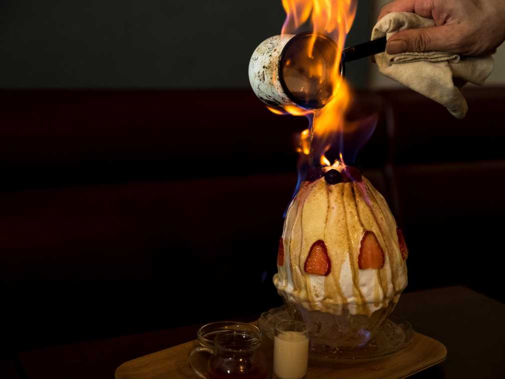 氷が炎に包まれる？ムービージェニックな「焼き氷」にくぎ付け！