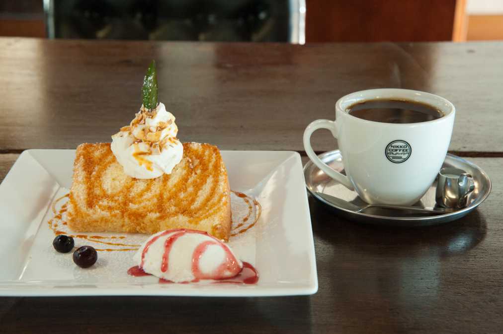 ケーキプレート1188円（コーヒー付き、写真はキャラメルシフォン）