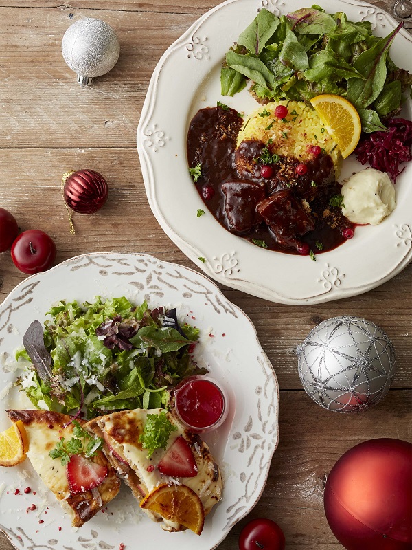 「クリスマス ビーフシチュープレート」1500円（右上）、「ローストポークのチーズフォンデュ風サンド」1500円（左下）