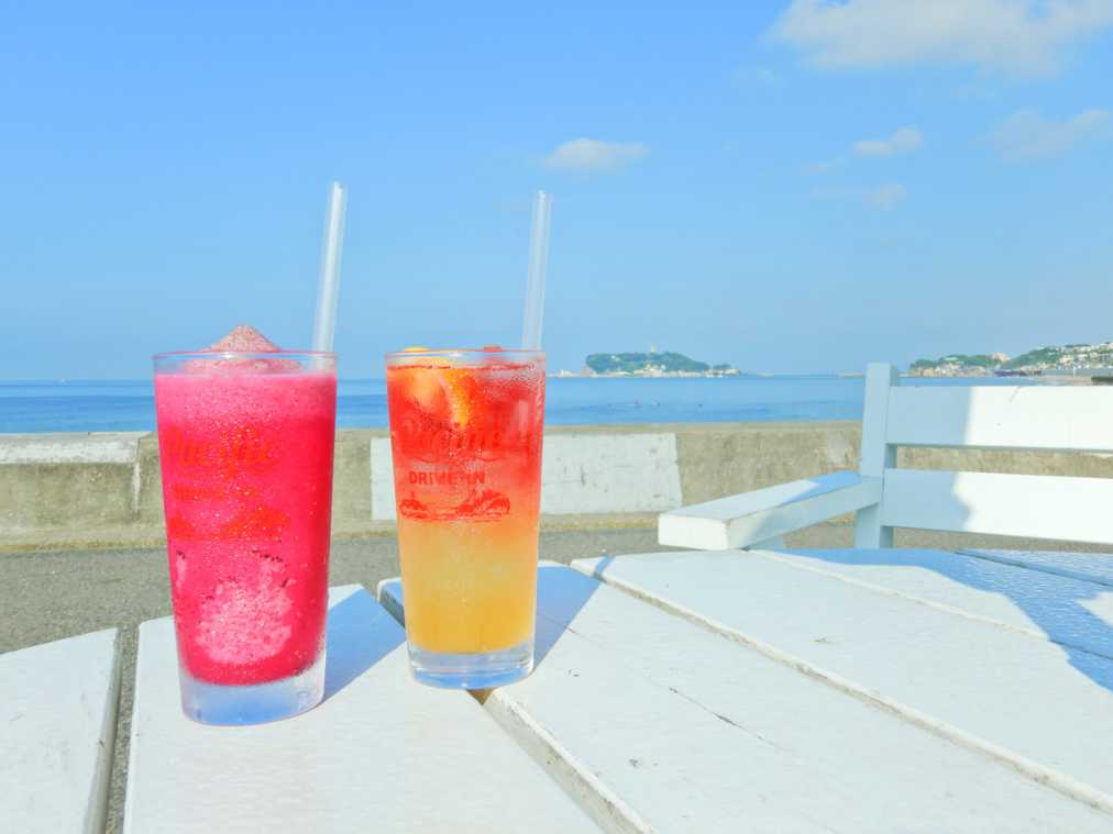 左はピタヤスムージー918円。右はパイナップルシロップを使ったアナナスゼリー756円