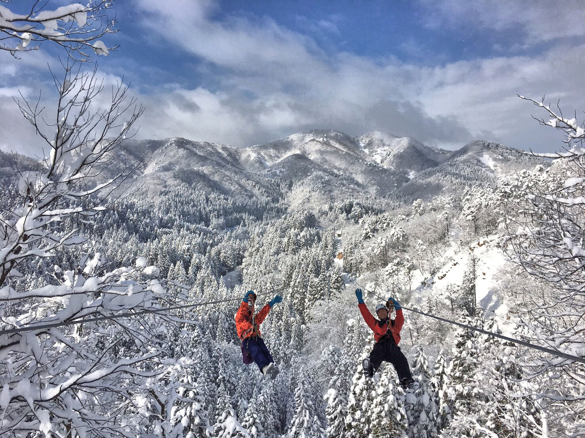 冬のメガジップラインは雪景色の上を滑走！