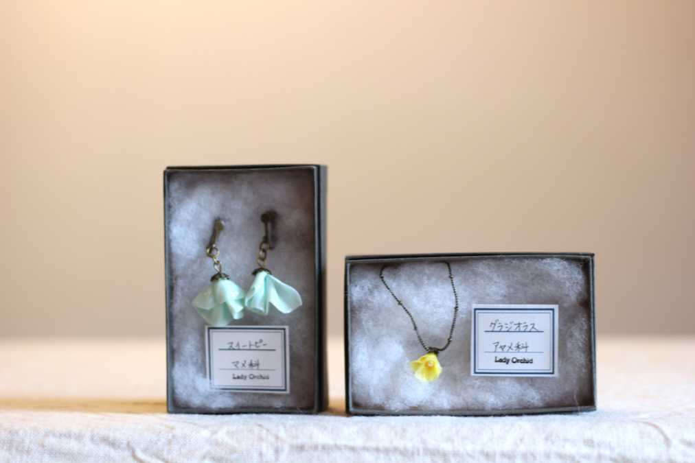レディ オーキッドの標本箱　スイートピー イヤリング（左）3200円、グラジオラス ネックレス（右）3400円