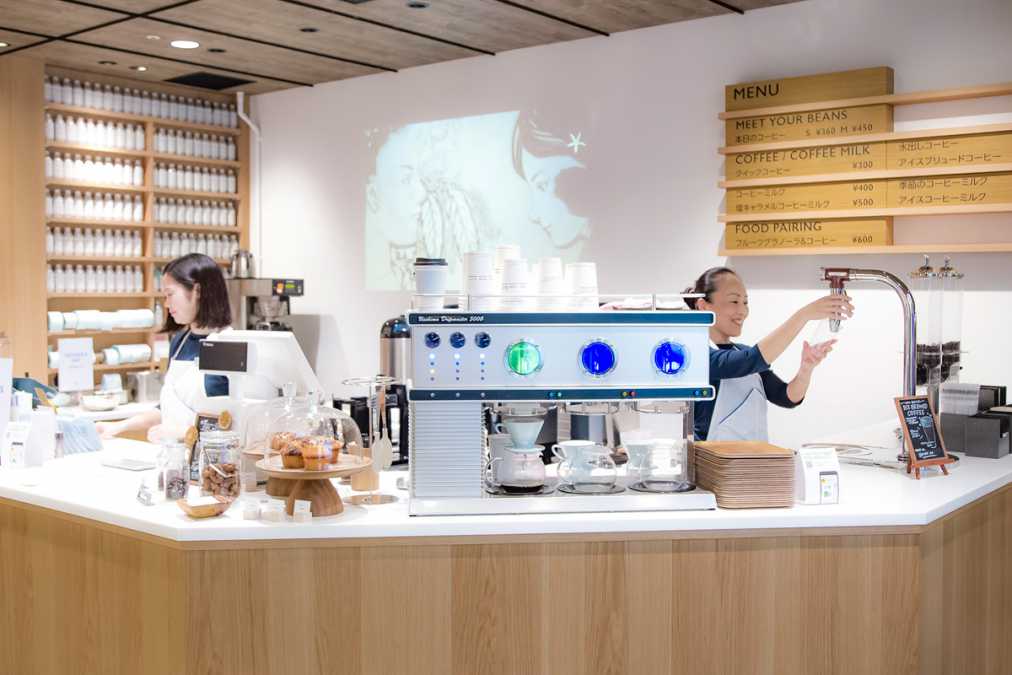 カウンター内の壁にはコーヒーにまつわるサンドアートが展開されています