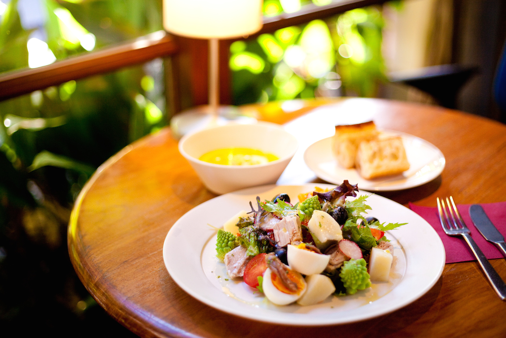 本日のランチ 有機野菜のサラダ・ニソワーズとスープ　1200円、ドリンクセットの場合はプラス200〜500円（税別）